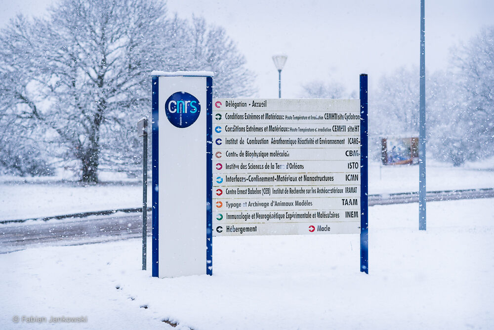 Heavy snowfall at the CNRS Orléans research campus.