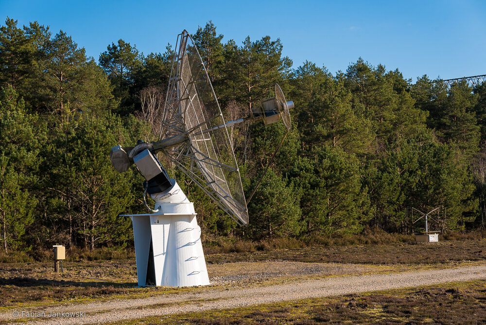 A side view of a single Nançay Radioheliograph antenna.