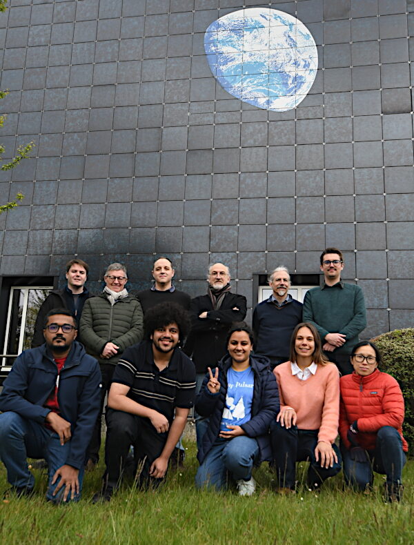 LPC2E Orléans ASTRO group photo outside